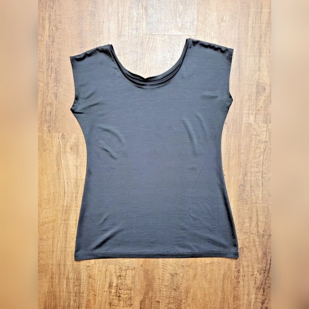 Shade stretchy cap sleeve top